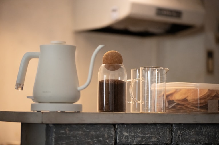 バリスタとしての腕を持つ大熊さん。白紙で提供されているコーヒーは、信頼する焙煎所が独自にブレンドしたもの。