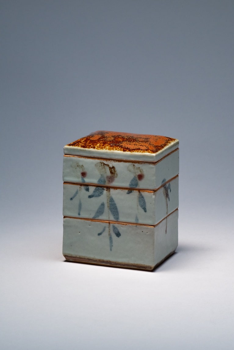 《草絵食籠（くさえじきろう）》河井寬次郎　1934（昭和9）年頃　総高16.0cm。「形は李朝のものからきていて、文様は日本の瀬戸からきてますね。影響を受けたものの技術や造形をミックスして作るという寬次郎らしさが出ています」（山田さん）