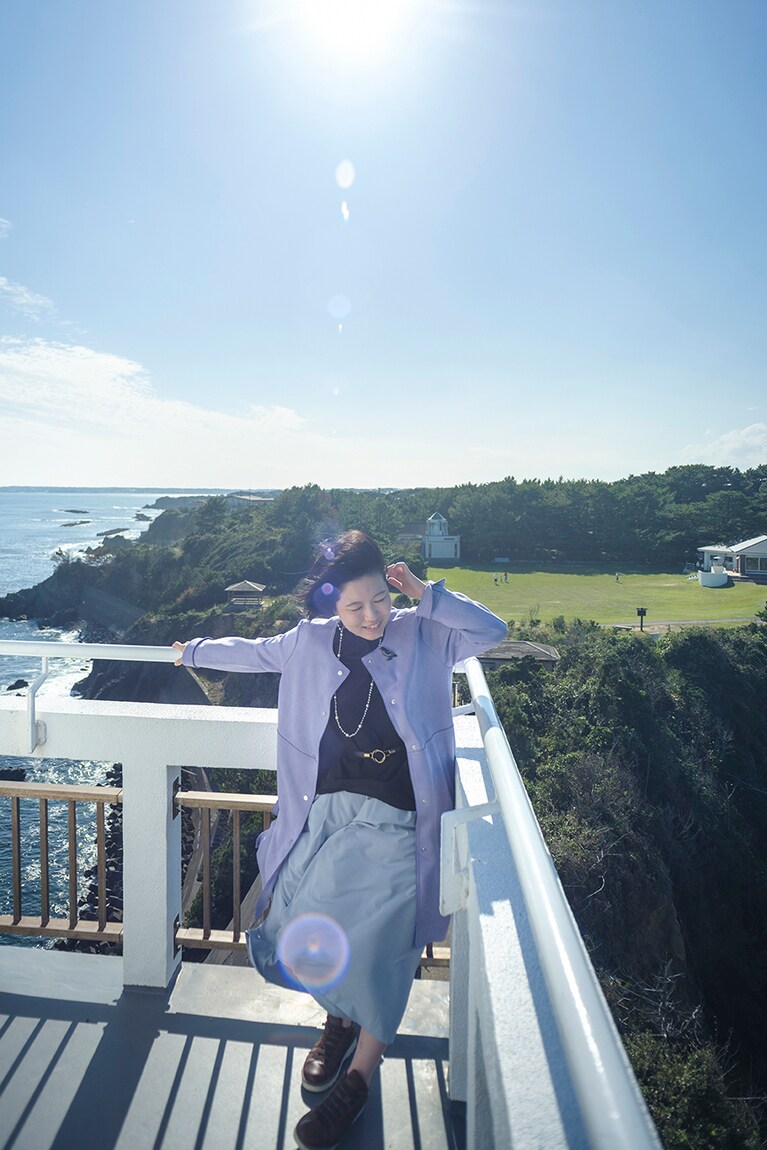岬の突端に位置し、波による激しい浸食（海蝕）にさらされてきた。