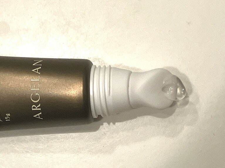 もちっとした透明のジェル。油分のベタつきは感じずなじみも速い。