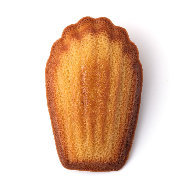 マドレーヌ 270円。焦がしバターが香り高くふっくらとした、ロレーヌ地方に伝わる貝殻形の焼き菓子。