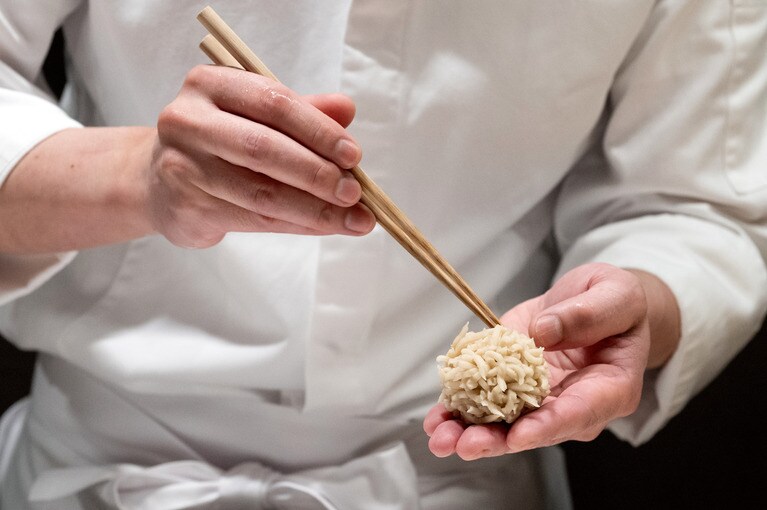 目の前で仕上げるきんとん。