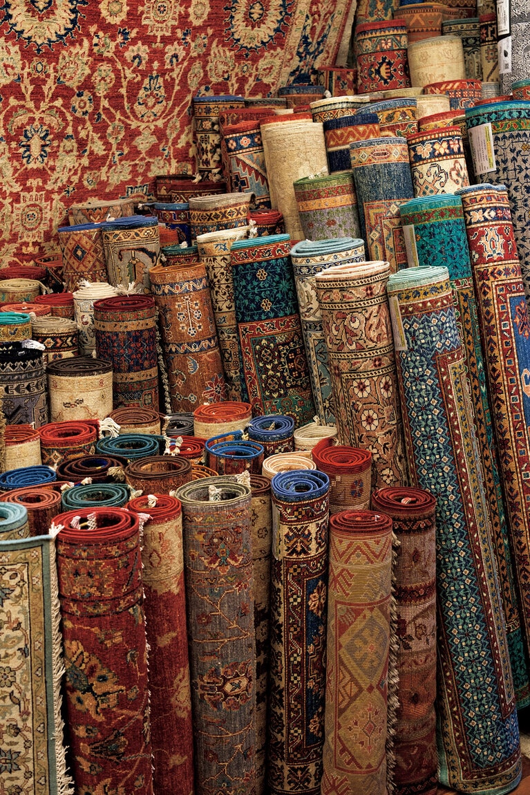 伝統的な模様の絨毯のみならず、新たな感覚のデザインやモティーフを積極的に取り入れている。