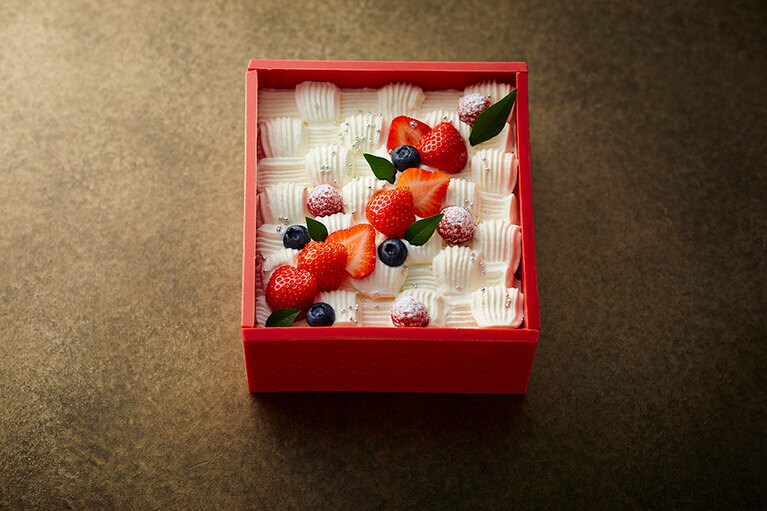 下段は苺をたっぷりと使用した格子模様のショートケーキ。