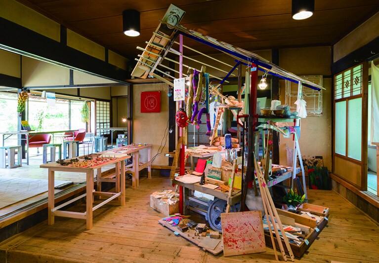 副産物産店(矢津吉隆＋山田毅)の作品《副産物産店 やんばる支店》。沖縄在住の本フェスティバル出品作家の制作過程から生まれた副産物（廃材）で作ったお店。