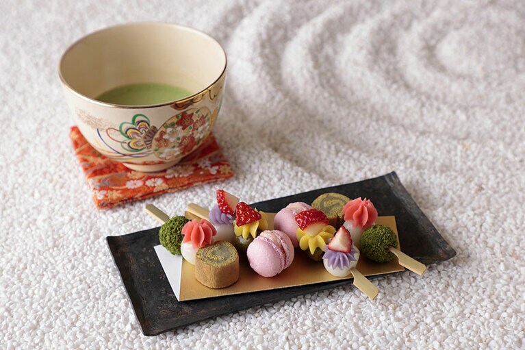 ウェルカムドリンクのお抹茶と「彩り串スイーツ」のイメージ。