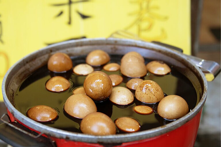 街角では、茶葉と共に煮る卵「茶葉蛋」(チャイェダン)なども売られている。