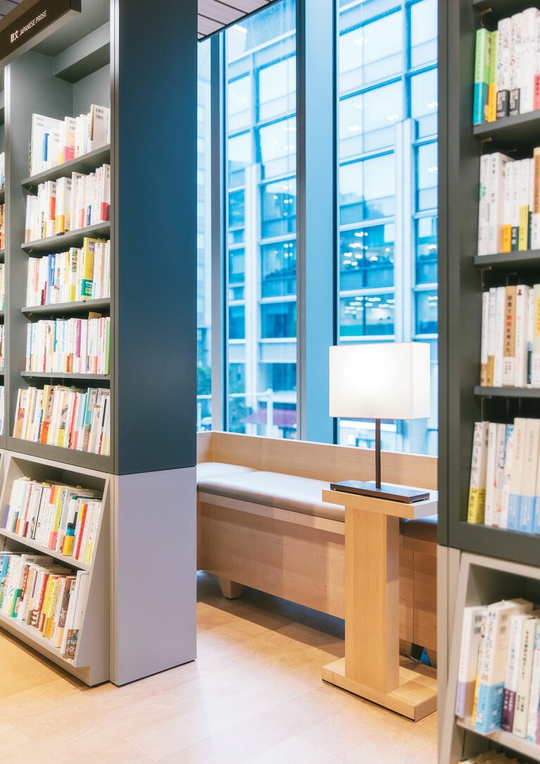 (D) 背中に優しくあたる自然光が心地よい、文学の廊下の窓際に隠れた椅子。