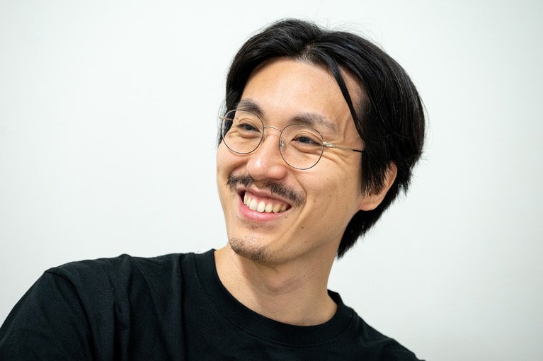 グラフィックデザイナーの佐々木俊さん。