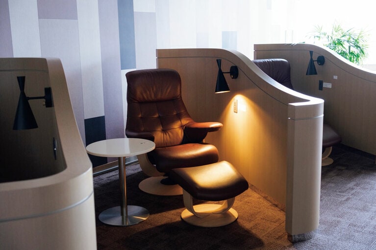 成田国際空港の提携ラウンジ「アスパイアラウンジ」。リクライニングチェアでゆっくりくつろぐことができる。