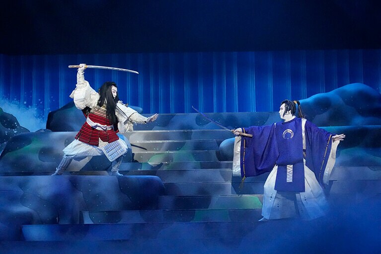 左から足利義輝（尾上右近）、三日月宗近（尾上松也）©NITORO＋・EXNOA LLC/TRKPC