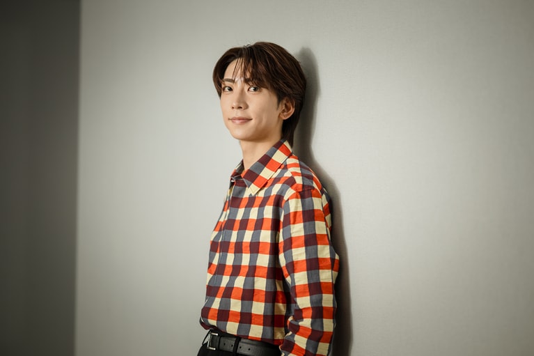 IMP.鈴木大河の“推し肌ケア”は朝晩のミルククレンジング。内側から溢れる美しさの秘訣は日々のメンテナンス