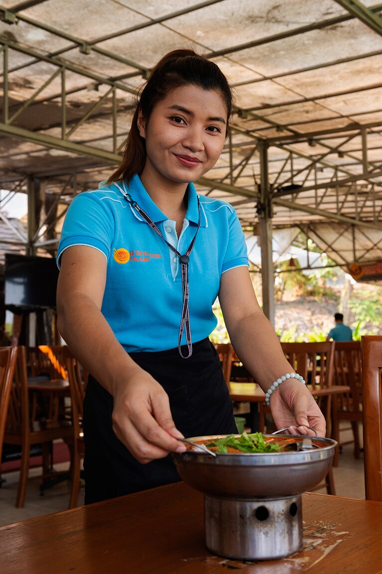 店名の入った制服は、色彩がちょっとレトロで可愛らしい。