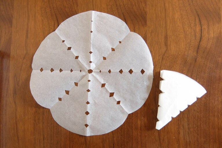 使用するクッキングシートは、料理によって穴を開けたもの、開けていないものに変わります。