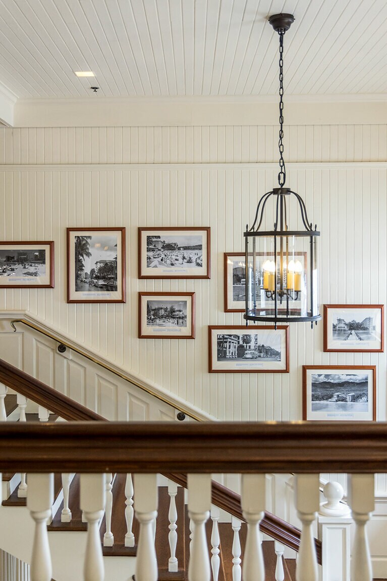 ホテルの歴史を物語る写真なども館内に。