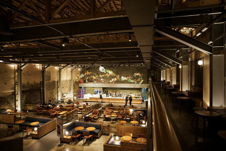 バルコニー状の2階席から見下ろすフロア。写真奥のステージだったあたりが注文カウンター。