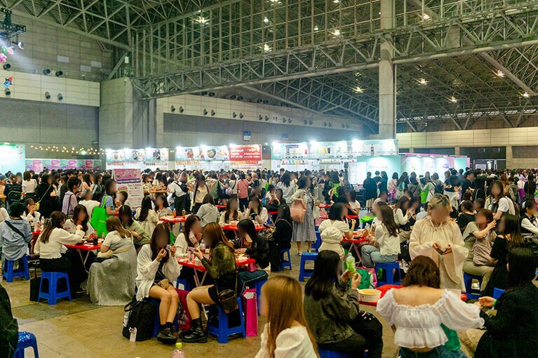 韓国の夜市場をコンセプトに作られた「フードラウンジ」。