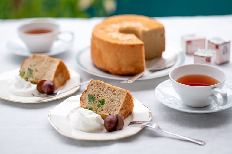 Yコース“エコノミークラス”の「マロンクリーム&ティーセット」のレシピは、きび砂糖や豆乳を使った優しいマロン風味のシフォンケーキ。同梱のフランス老舗紅茶「ニナス」マリーアントワネットティーと一緒に、優雅なティータイムが過ごせる。