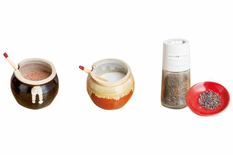 3種の塩。左から：ピンクロックソルト、テキサスの岩塩、ヒマラヤ岩塩ナマック／いっぺこっぺ 大門店