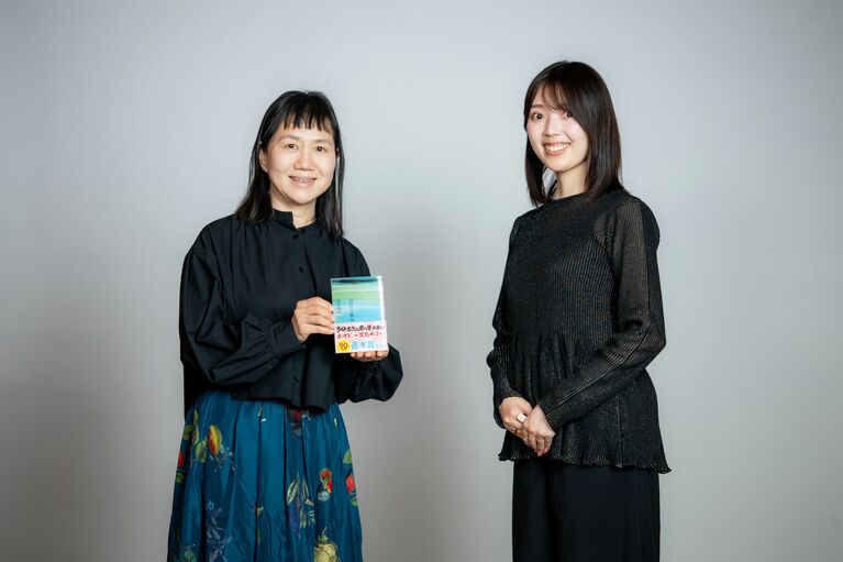 角田光代さん（左）と三宅香帆さん