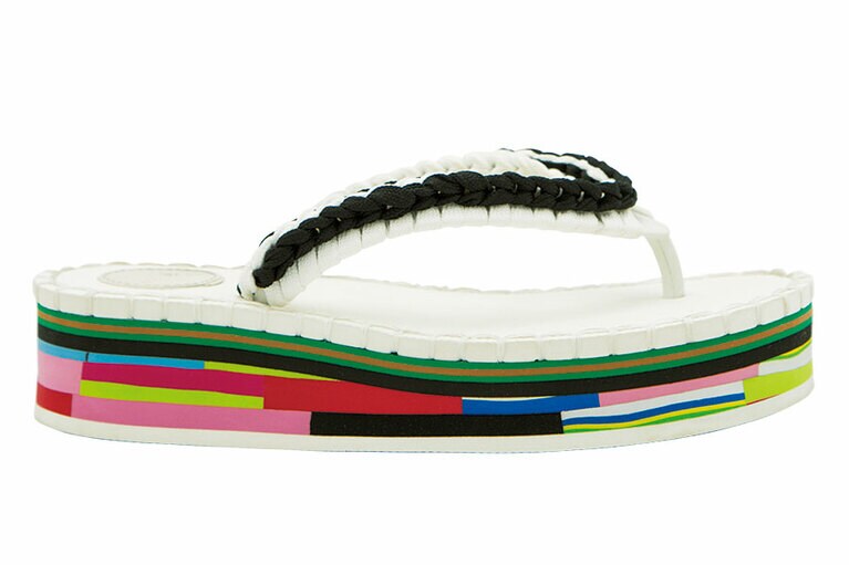 フリップフロップサンダル「Chloé Lou」。ケニアの非営利団体とパートナーシップを組み、海に打ち上げられたビーチサンダルを、アップサイクルしたもの。プラスチックの廃棄物に新たな命を与えたアイテムだ。