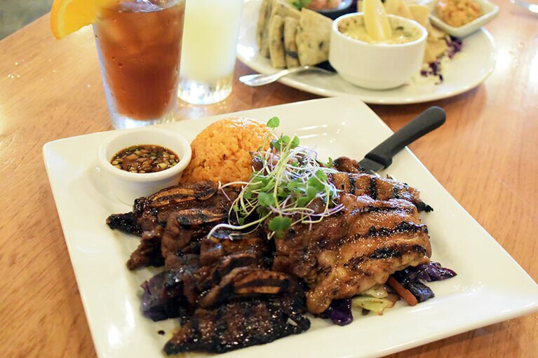 シェフ・ピーターが祖父母から学んだアップルデニーソースを添えたリブとチキン、レッドライスのセット、チャモロ・チェサ・プラッター(US＄26.50)。