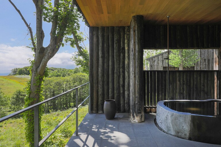 坐忘林［北海道／花園温泉］巨岩をくりぬいてつくられた露天風呂のある客室も。