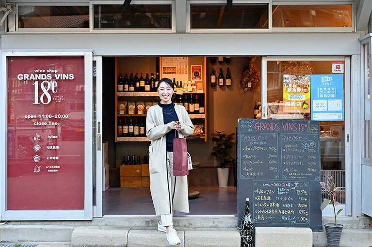 ワインショップ「グラン・ヴァン18区」。“部屋飲み用” の1本を購入する旅行者も多いそうです。