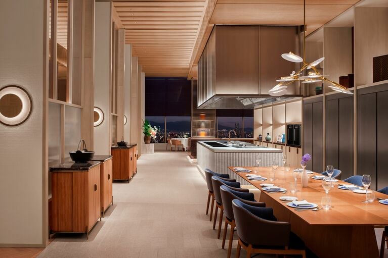 福岡の四季を表現したアートが店内を彩る。