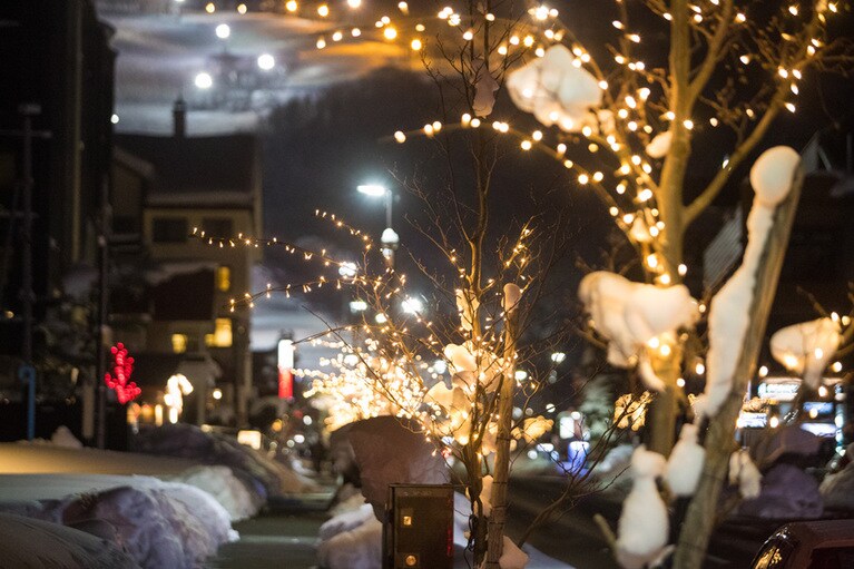 シャンパンゴールドの明かりがきらめくひらふ坂。