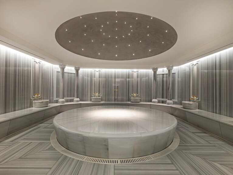 総大理石のハマムの部屋。ハマムメニューは45分185トルコリラ～。