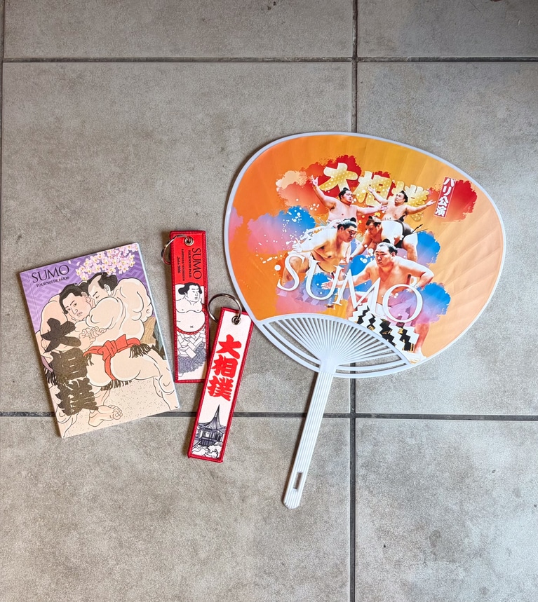 うちわ、キーホルダー、ノートなど。