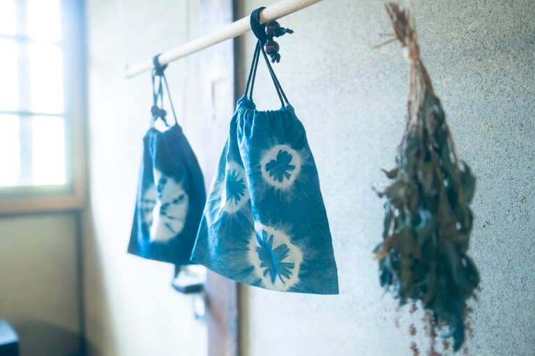 店内では藍染めを施した雑貨を販売しているほか、藍の原料となる“すくも”を見ることも。