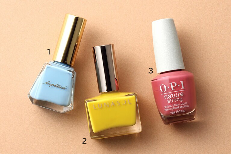 1：コンスピキュアス ネイルカラー 新色2色 3,850円 (2022/1/1限定発売)／アンプリチュード 
2：ルナソル ネイルポリッシュ EX19 限定2色 2,200円 (2022/1/21限定発売)／カネボウ化粧品 
3：OPI ネイチャーストロング NAT009 全30色 各15mL 2,750円／オーピーアイ ジャパン
