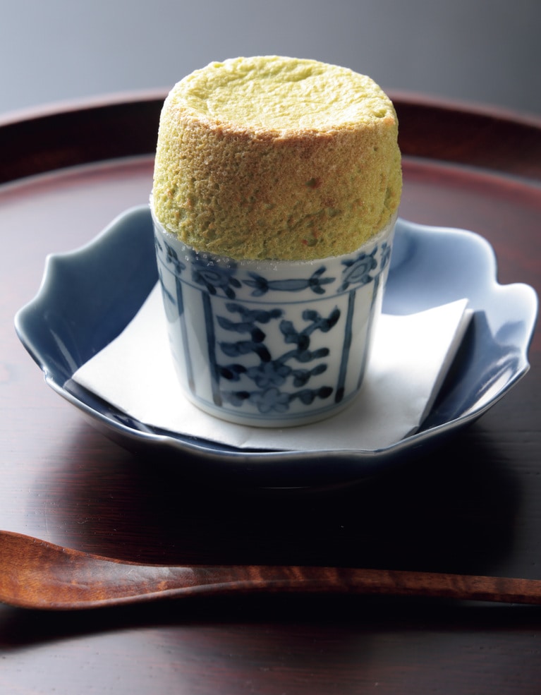 フランス料理のスフレにインスパイアされた“豌豆の雲龍焼”。火加減に職人技が生きる。