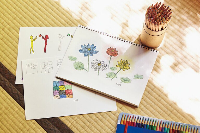 イラストの4色の蓮は「それぞれの色が素晴らしい」という平等性を説いた教えをイメージ。