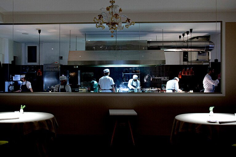 最新設備が整った大きなオープンキッチン。