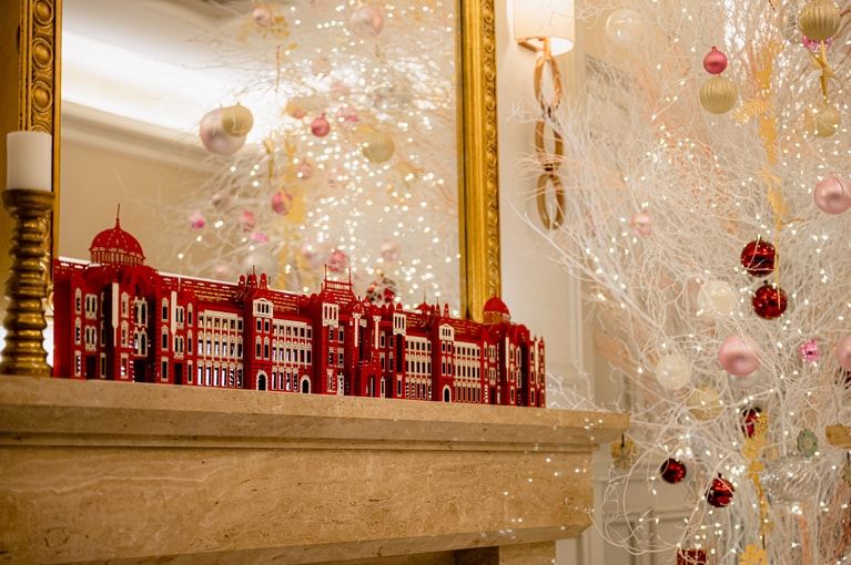 暖炉の上にあるペーパーオブジェ。