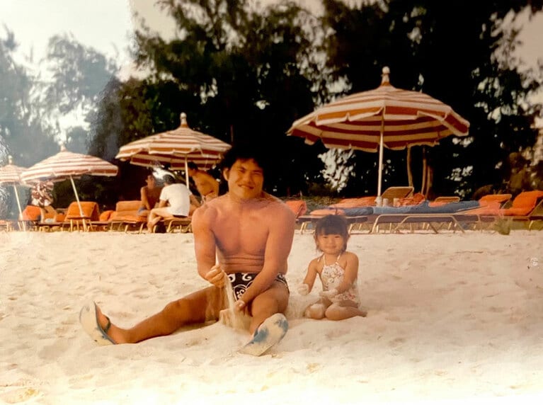 幼少時、海水浴での親子の様子。