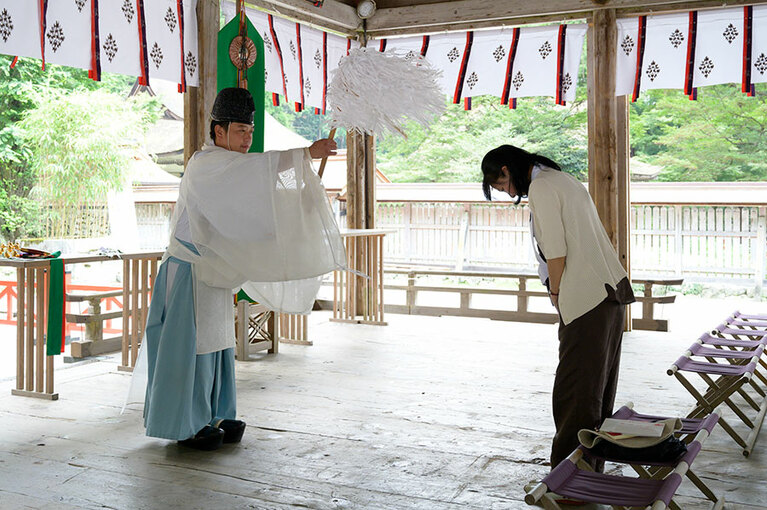 国宝の社殿、西本宮で厄払いのご祈祷。