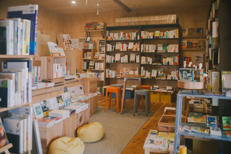 店内には新刊から古書までさまざまに並ぶが、店主の趣味を感じられる棚も。（写真提供：まるとしかく）