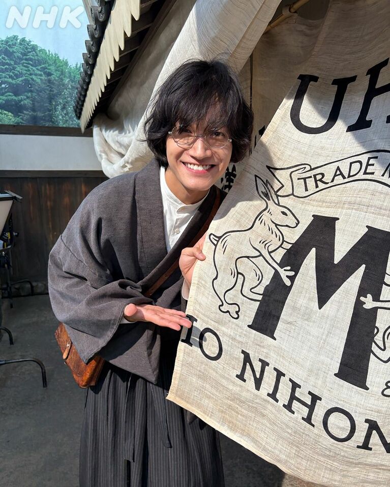 瑞穂屋の暖簾とシマケン（『風、薫る』公式Instagramより）