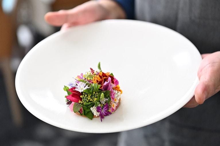 加藤さんのシグネチャーでもある、季節の香りあふれる「花のタルト」。