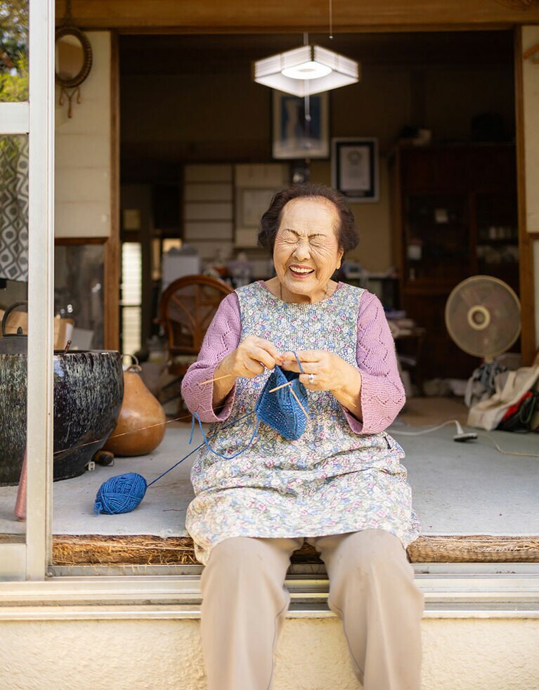 編み物が大好きで毎日欠かさないという堀野さん。ニット類はすべてお手製！