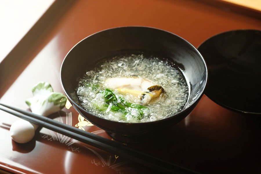 牡蠣のみぞれ碗。さんま節の合わせ出汁の柔らかな旨みが、体にじんわり染みる美味しさです。