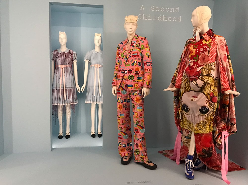 「二度目の子ども時代」というカテゴリに分類された服は、コム・デ・ギャルソンの髙橋真琴オマージュの服が展示されています。