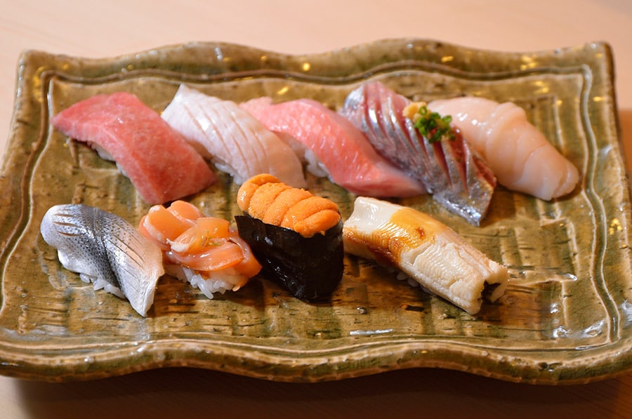 握り寿司9貫に巻物、お造りや焼き物など大満足の量と質。
