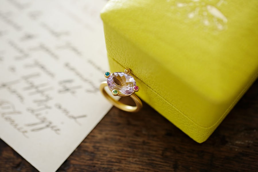 カラフルな色石がかわいいマリーエレーヌ ドゥ タイヤックのリング。