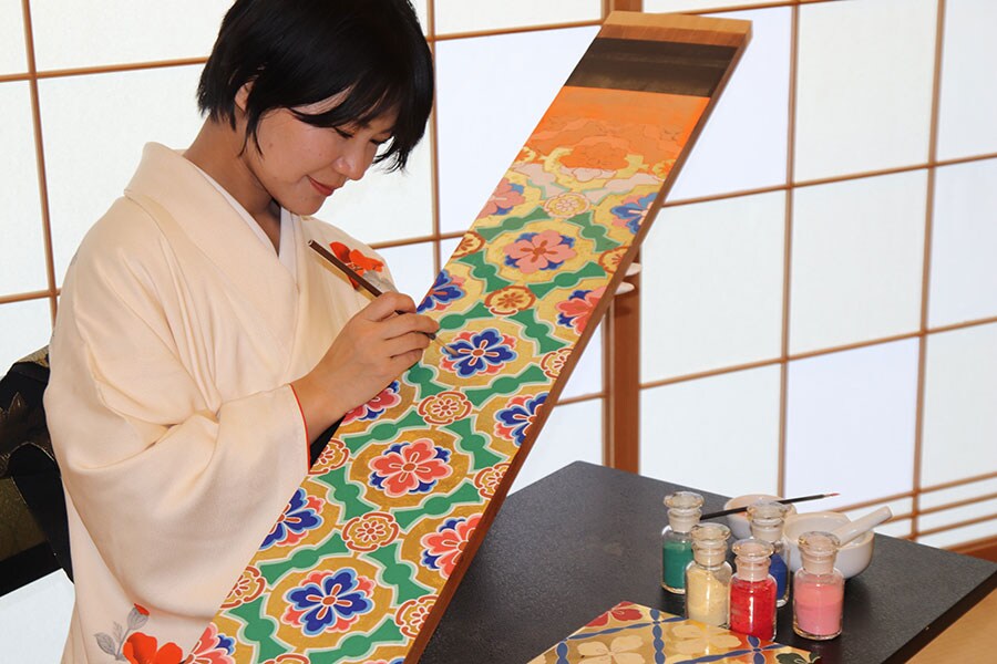 社寺の修復に携わる伝統工芸士と日光彩色体験。