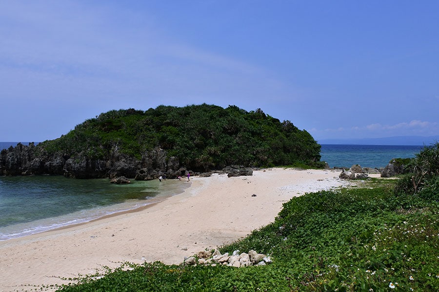 島の最北にあるトケイ浜。映画やCMなどのロケ地に使われることも。